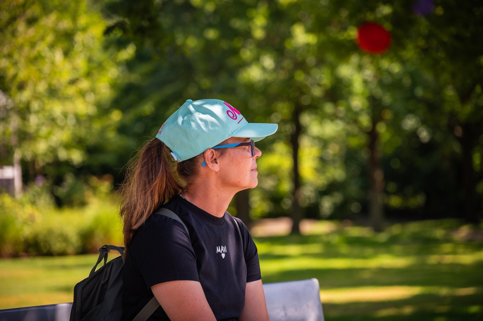 Portraitaufnahme im Park, weiches Sommerlicht, natürliche Farben.